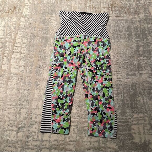 🏷️ 5 for $25 - SPANX Capri Leggings in Petal Power Thin Stripe - Picture 3 of 12